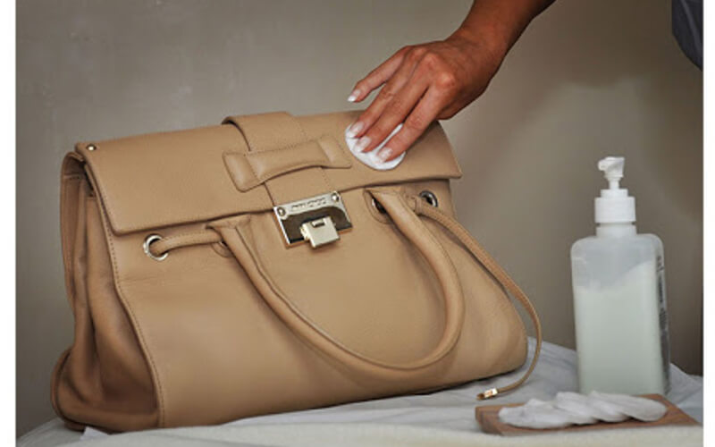 Cách vệ sinh túi da sáng bóng bằng nước tẩy sơn móng tay